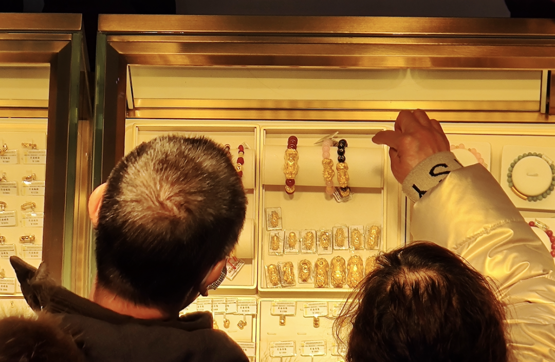 這屆年輕(qing)人，怎麼開始(shi)囤黃金了？