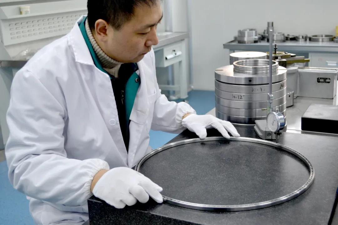 洛陽彙(hui)工研制出(chū)大型不鏽(xiu)鋼薄壁軸(zhóu)承