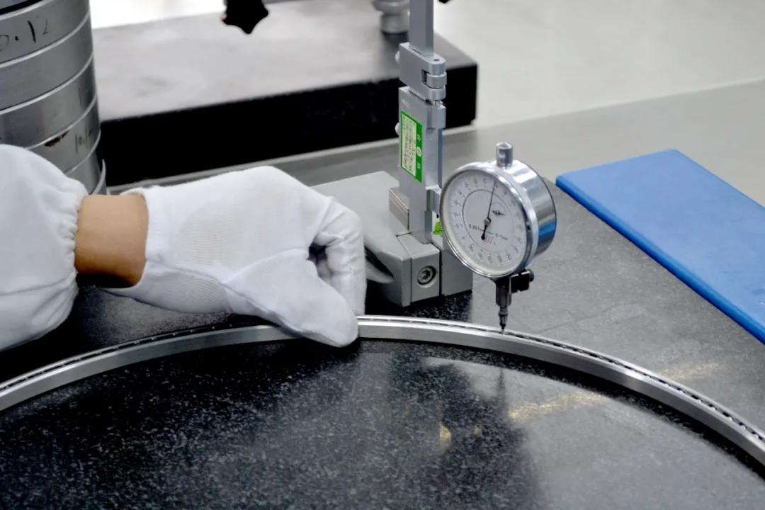 洛陽彙工(gōng)研制出大(da)型不鏽鋼(gang)薄壁軸承(chéng)